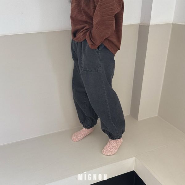 百搭款縮口牛仔長褲 韓國童裝,男童秋裝,中性童裝,韓系童裝推薦,2025秋季童裝,韓國男童新款,中性風男童穿搭,秋季男童服飾推薦,小男友穿搭