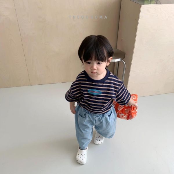 刺繡線條牛仔八分寬版長褲 韓國童裝,男童夏裝,中性童裝,童裝推薦,2026夏季童裝,男童穿搭,韓系童裝,中性穿搭,韓國代購