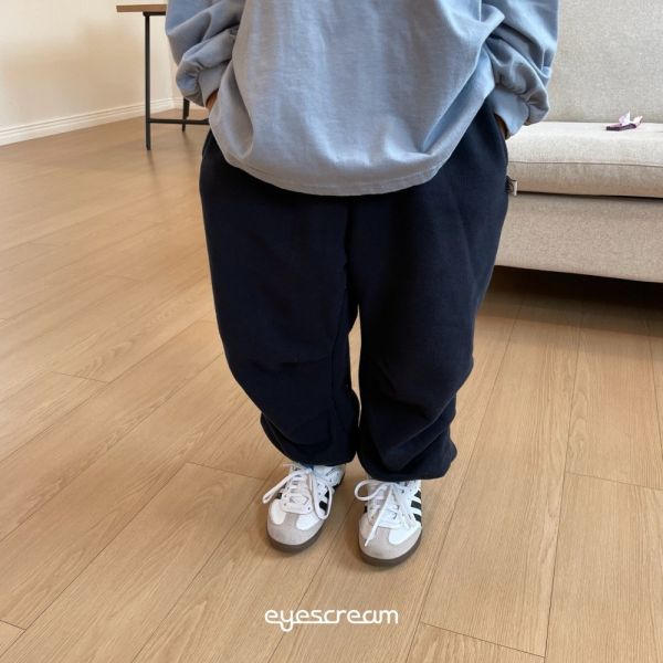 抓摺縮口運動長褲 韓國童裝,男童秋裝,中性童裝,韓系童裝推薦,2025秋季童裝,韓國男童新款,中性風男童穿搭,秋季男童服飾推薦,小男友穿搭