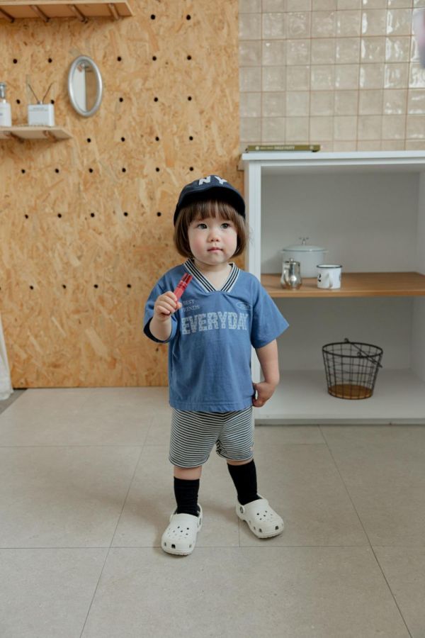 EVERYDAY織帶V領短袖上衣 韓國童裝,男童夏裝,中性童裝,童裝推薦,2026夏季童裝,男童穿搭,韓系童裝,中性穿搭,韓國代購