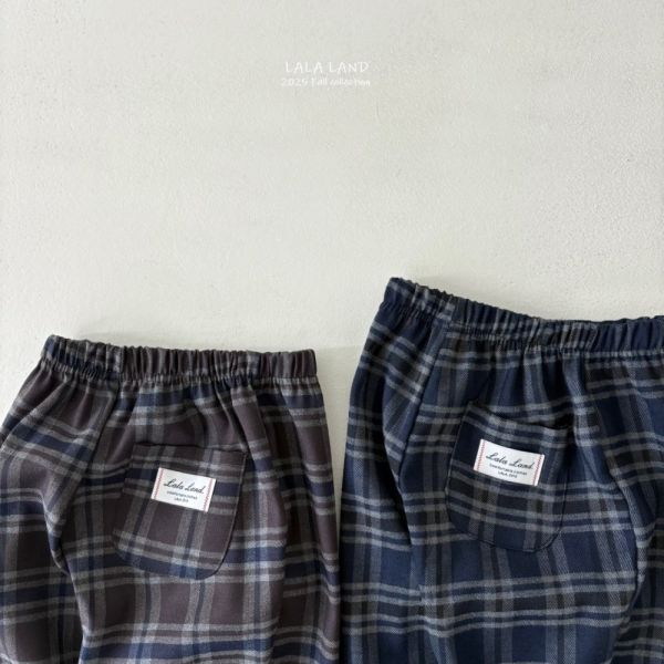 學院風格紋休閒長褲 韓國童裝,男童秋裝,中性童裝,韓系童裝推薦,2025秋季童裝,韓國男童新款,中性風男童穿搭,秋季男童服飾推薦,小男友穿搭
