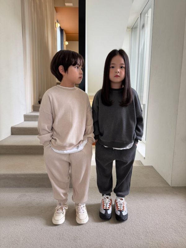 質感鬆餅格休閒套裝 韓國童裝,男童秋裝,中性童裝,韓系童裝推薦,2025秋季童裝,韓國男童新款,中性風男童穿搭,秋季男童服飾推薦,小男友穿搭