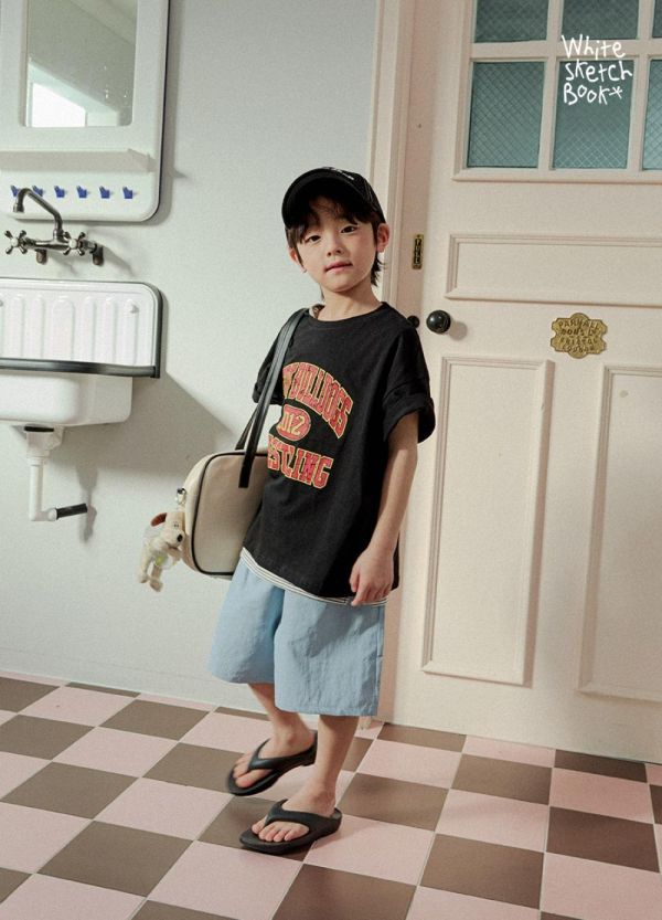 龜裂字母短袖上衣 韓國童裝,男童夏裝,中性童裝,童裝推薦,2026夏季童裝,男童穿搭,韓系童裝,中性穿搭,韓國代購