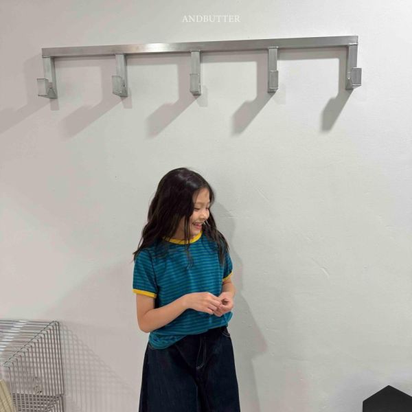 跳色滾邊肩扣條紋短袖上衣 韓國童裝,男童夏裝,中性童裝,童裝推薦,2026夏季童裝,男童穿搭,韓系童裝,中性穿搭,韓國代購