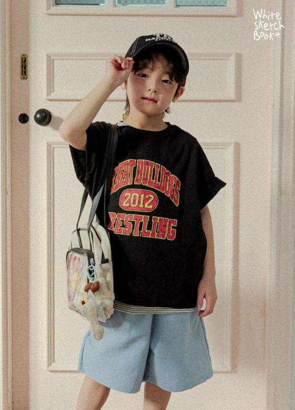 龜裂字母短袖上衣 韓國童裝,男童夏裝,中性童裝,童裝推薦,2026夏季童裝,男童穿搭,韓系童裝,中性穿搭,韓國代購