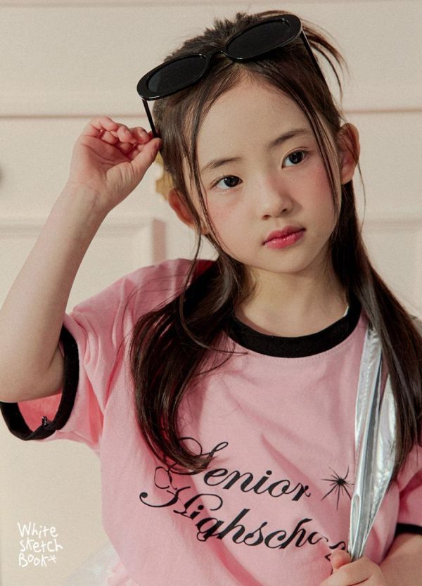 撞色滾邊藝術字母短袖上衣 韓國童裝,男童夏裝,中性童裝,童裝推薦,2026夏季童裝,男童穿搭,韓系童裝,中性穿搭,韓國代購