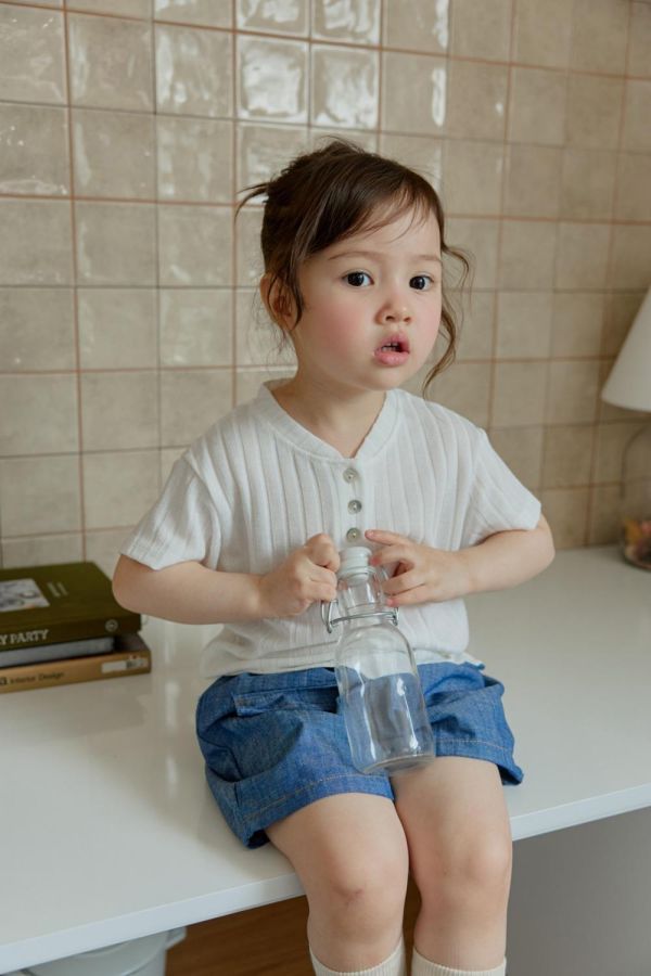 亨利領螺紋針織短袖上衣 韓國童裝,男童夏裝,中性童裝,童裝推薦,2026夏季童裝,男童穿搭,韓系童裝,中性穿搭,韓國代購