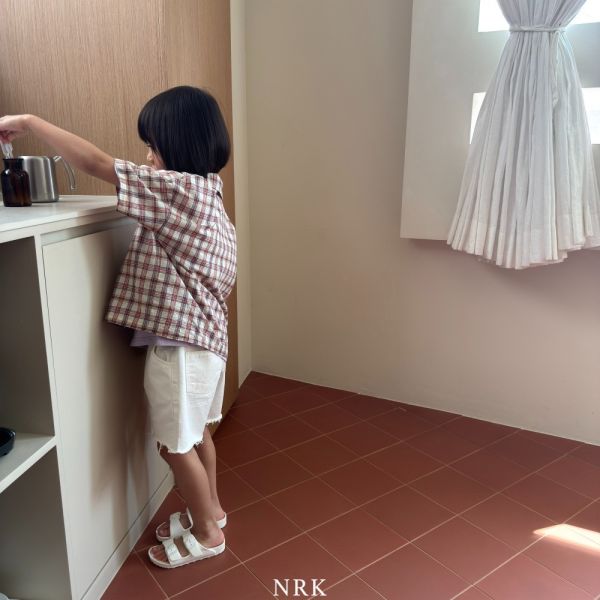 四季百搭抽鬚牛仔短褲 韓國童裝,質感童裝,童裝推薦,韓系風格,男女童裝,韓風穿搭,韓國代購,韓國空運,親子穿搭