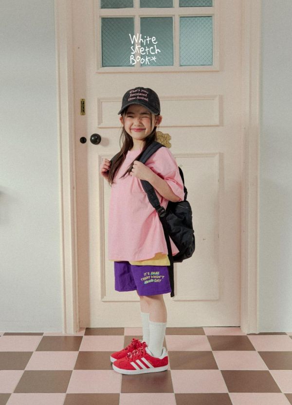 刷刷亮色字母休閒短褲 韓國童裝,男童夏裝,中性童裝,童裝推薦,2026夏季童裝,男童穿搭,韓系童裝,中性穿搭,韓國代購