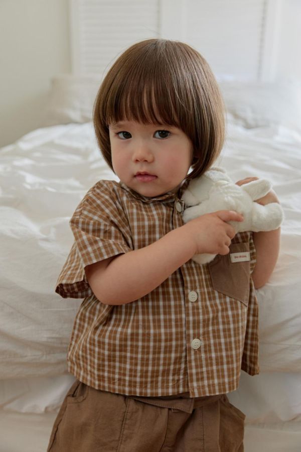 無印風翻領格紋短袖襯衫 韓國童裝,男童夏裝,中性童裝,童裝推薦,2026夏季童裝,男童穿搭,韓系童裝,中性穿搭,韓國代購