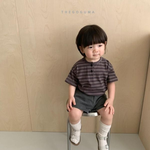 排扣雙色條紋短袖上衣 韓國童裝,男童夏裝,中性童裝,童裝推薦,2026夏季童裝,男童穿搭,韓系童裝,中性穿搭,韓國代購