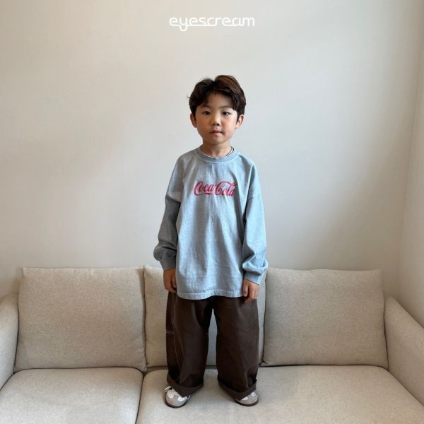 COCACOLA標籤長袖上衣-親子款 韓國童裝,男童秋裝,中性童裝,韓系童裝推薦,2025秋季童裝,韓國男童新款,中性風男童穿搭,秋季男童服飾推薦,小男友穿搭