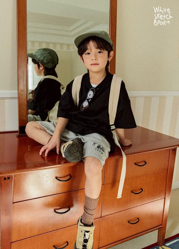 字母休閒運動短褲 韓國童裝,男童夏裝,中性童裝,童裝推薦,2026夏季童裝,男童穿搭,韓系童裝,中性穿搭,韓國代購