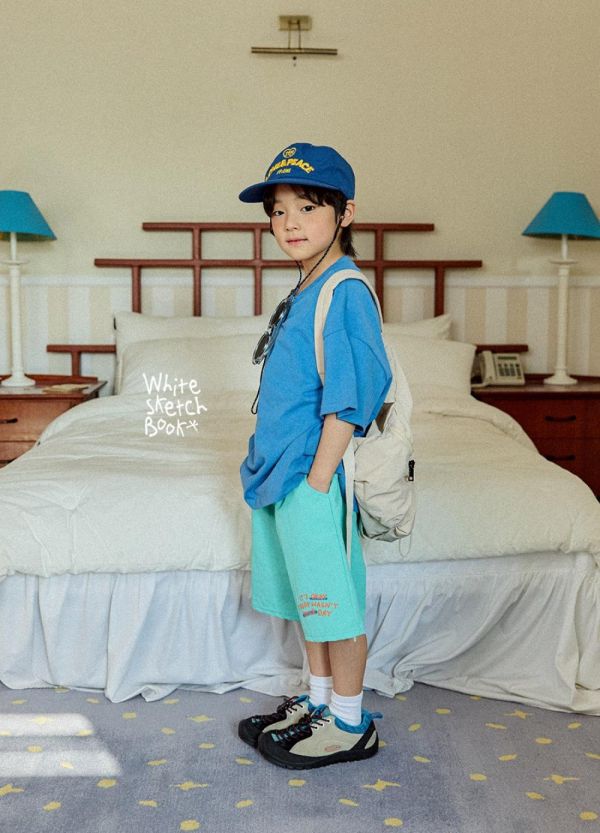 刷刷亮色字母休閒短褲 韓國童裝,男童夏裝,中性童裝,童裝推薦,2026夏季童裝,男童穿搭,韓系童裝,中性穿搭,韓國代購