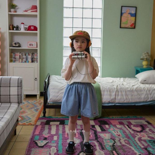 刺繡字母牛仔短褲 韓國童裝,男童夏裝,中性童裝,童裝推薦,2026夏季童裝,男童穿搭,韓系童裝,中性穿搭,韓國代購