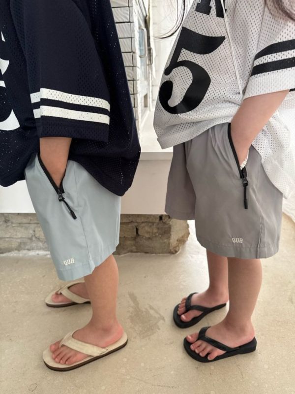 輕便拉鍊口袋運動短褲 韓國童裝,質感童裝,童裝推薦,韓系風格,男女童裝,韓風穿搭,韓國代購,韓國空運,親子穿搭