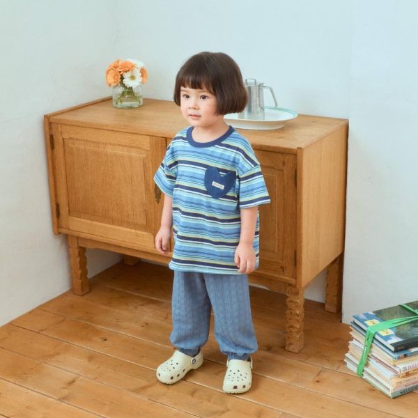 愛心口袋條紋短袖上衣 韓國童裝,男童夏裝,中性童裝,童裝推薦,2026夏季童裝,男童穿搭,韓系童裝,中性穿搭,韓國代購