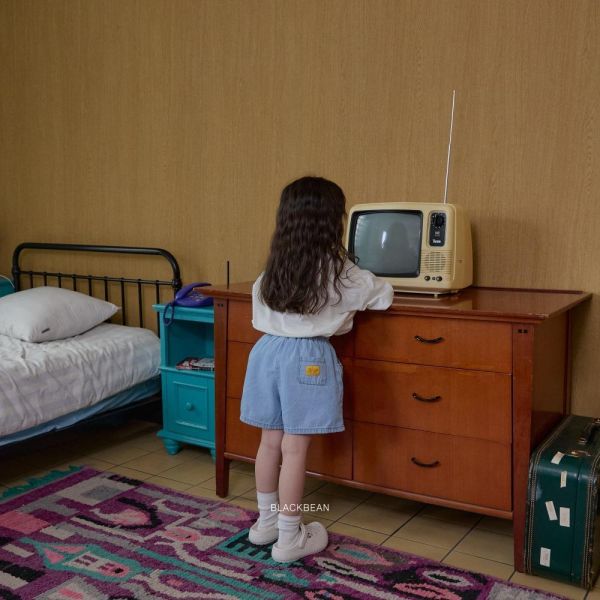 小黃標籤牛仔短褲 韓國童裝,男童夏裝,中性童裝,童裝推薦,2026夏季童裝,男童穿搭,韓系童裝,中性穿搭,韓國代購