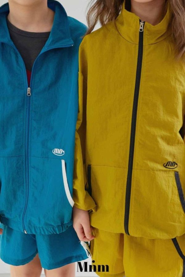 滾邊拉鍊防風薄外套 韓國童裝,男童夏裝,中性童裝,童裝推薦,2026夏季童裝,男童穿搭,韓系童裝,中性穿搭,韓國代購