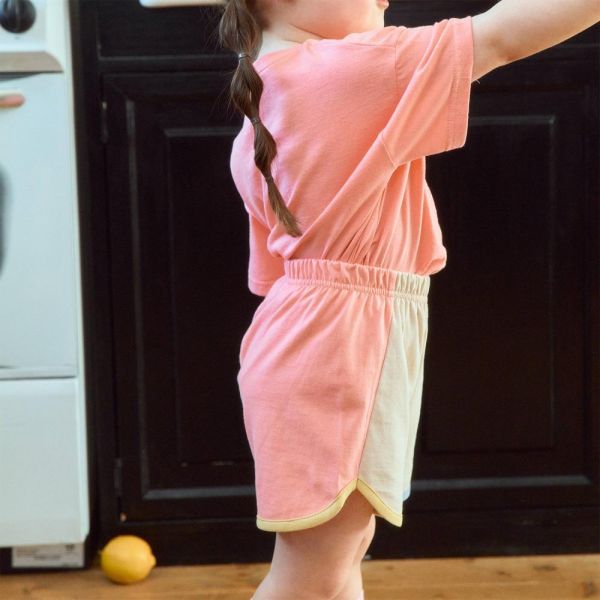 繽紛拼接圓弧短褲 韓國童裝,男童夏裝,中性童裝,童裝推薦,2026夏季童裝,男童穿搭,韓系童裝,中性穿搭,韓國代購