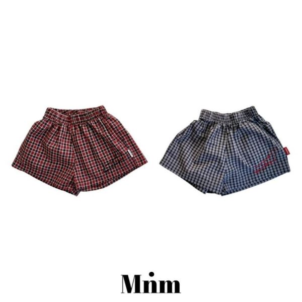 刺繡字母格紋休閒短褲 韓國童裝,男童夏裝,中性童裝,童裝推薦,2026夏季童裝,男童穿搭,韓系童裝,中性穿搭,韓國代購