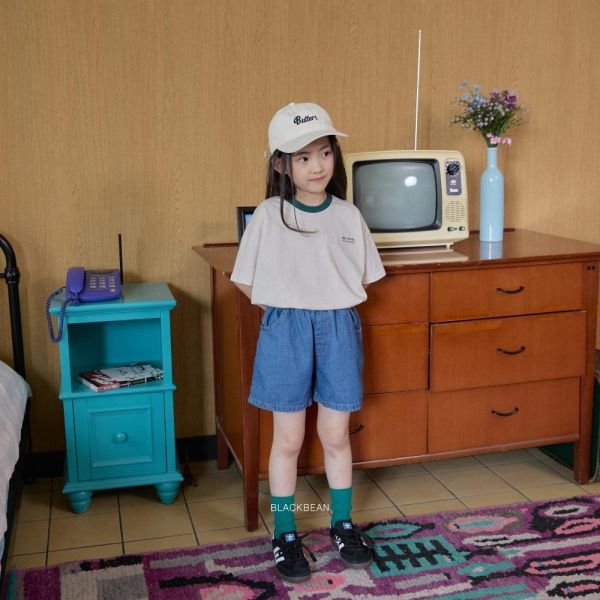 連排字母撞色滾邊短袖上衣 韓國童裝,男童夏裝,中性童裝,童裝推薦,2026夏季童裝,男童穿搭,韓系童裝,中性穿搭,韓國代購