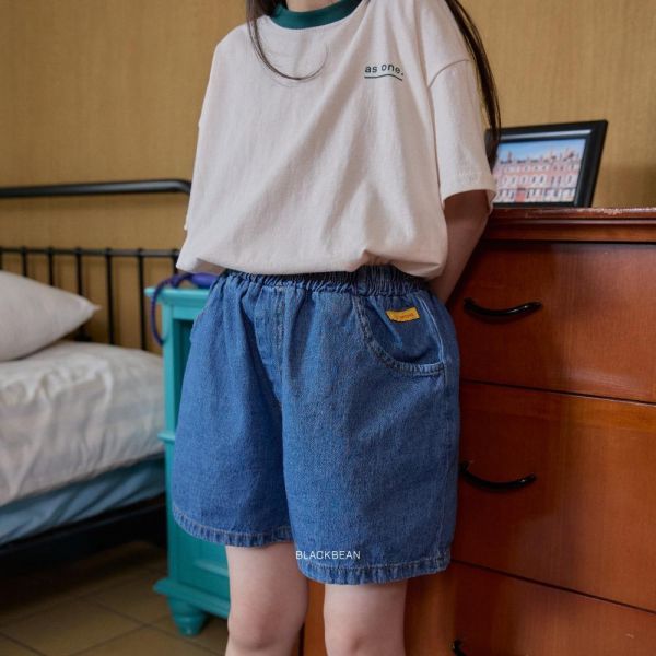 小黃標籤牛仔短褲 韓國童裝,男童夏裝,中性童裝,童裝推薦,2026夏季童裝,男童穿搭,韓系童裝,中性穿搭,韓國代購