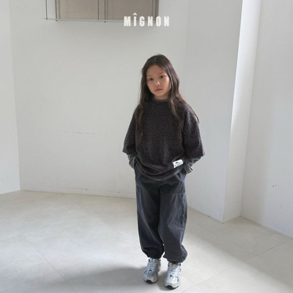 低調豹紋短袖上衣 韓國童裝,男童秋裝,中性童裝,韓系童裝推薦,2025秋季童裝,韓國男童新款,中性風男童穿搭,秋季男童服飾推薦,小男友穿搭