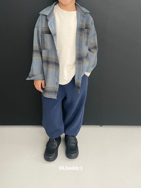 美式層次格紋翻領襯衫 韓國童裝,男童秋裝,中性童裝,韓系童裝推薦,2025秋季童裝,韓國男童新款,中性風男童穿搭,秋季男童服飾推薦,小男友穿搭