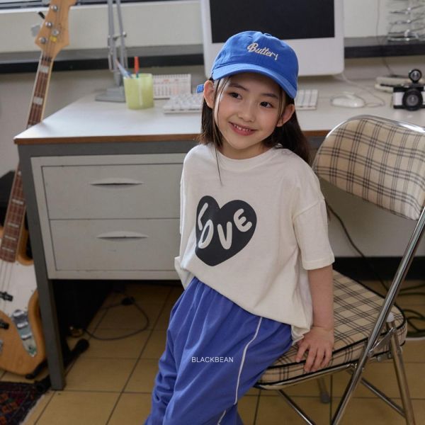 愛心LOVE短袖上衣 韓國童裝,男童夏裝,中性童裝,童裝推薦,2026夏季童裝,男童穿搭,韓系童裝,中性穿搭,韓國代購