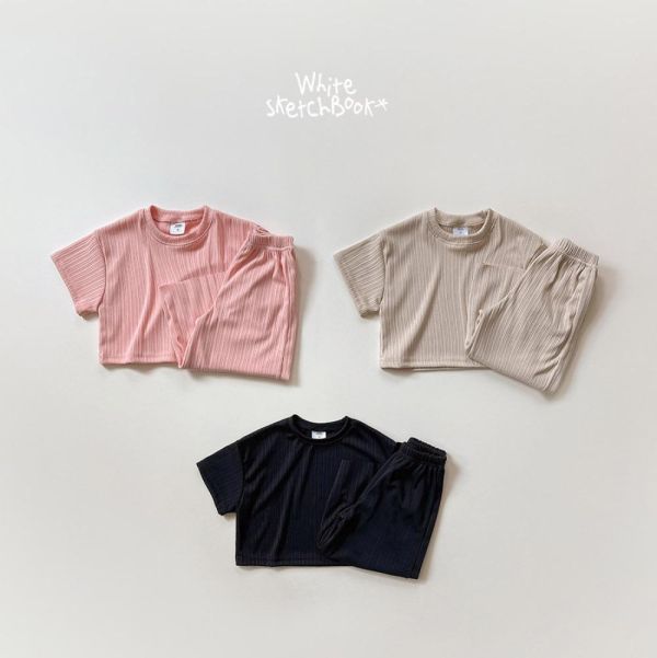 坑條彈彈短袖長褲套裝 韓國童裝,男童夏裝,中性童裝,童裝推薦,2026夏季童裝,男童穿搭,韓系童裝,中性穿搭,韓國代購