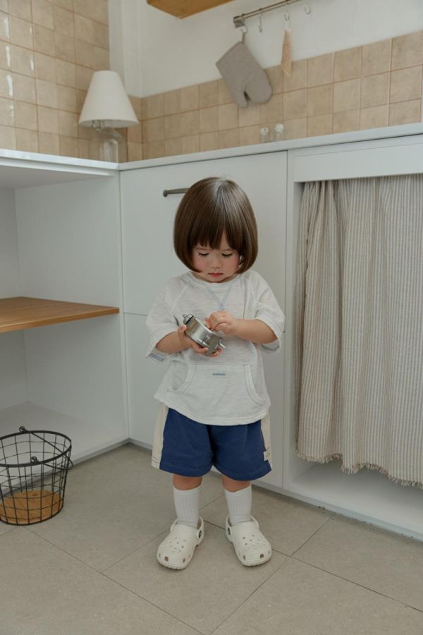 雙色拼接運動短褲 韓國童裝,男童夏裝,中性童裝,童裝推薦,2026夏季童裝,男童穿搭,韓系童裝,中性穿搭,韓國代購