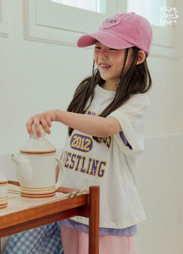 龜裂字母短袖上衣 韓國童裝,男童夏裝,中性童裝,童裝推薦,2026夏季童裝,男童穿搭,韓系童裝,中性穿搭,韓國代購