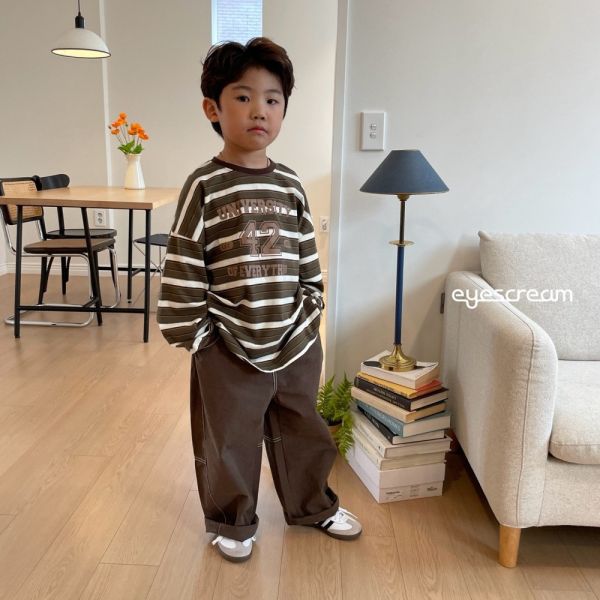 美式風格42條紋長袖上衣-親子款 韓國童裝,男童秋裝,中性童裝,韓系童裝推薦,2025秋季童裝,韓國男童新款,中性風男童穿搭,秋季男童服飾推薦,小男友穿搭