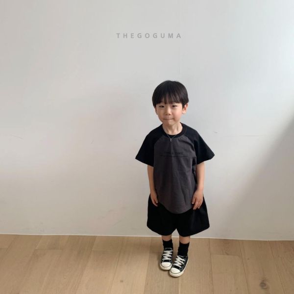 字母插肩短袖上衣 韓國童裝,男童夏裝,中性童裝,童裝推薦,2026夏季童裝,男童穿搭,韓系童裝,中性穿搭,韓國代購