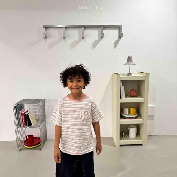 愛心口袋條紋短袖上衣 韓國童裝,男童夏裝,中性童裝,童裝推薦,2026夏季童裝,男童穿搭,韓系童裝,中性穿搭,韓國代購