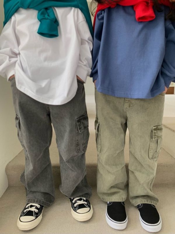 仿舊工裝風大口袋休閒長褲 韓國童裝,男童秋裝,中性童裝,韓系童裝推薦,2025秋季童裝,韓國男童新款,中性風男童穿搭,秋季男童服飾推薦,小男友穿搭