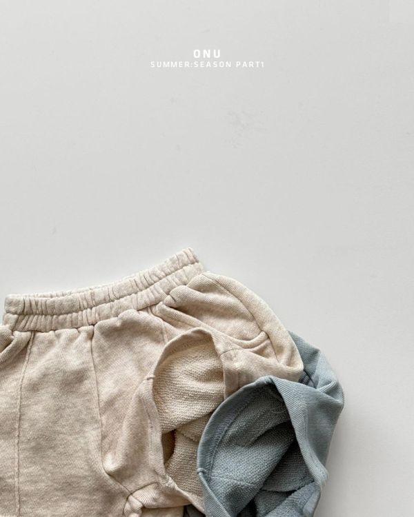 中線毛圈布運動短褲 韓國童裝,男童夏裝,中性童裝,童裝推薦,2026夏季童裝,男童穿搭,韓系童裝,中性穿搭,韓國代購