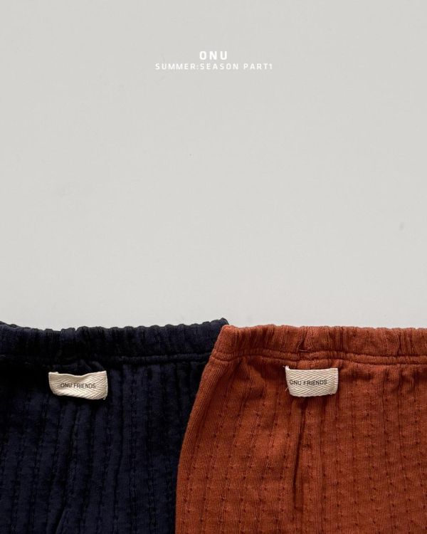 緹花休閒短褲 韓國童裝,男童夏裝,中性童裝,童裝推薦,2026夏季童裝,男童穿搭,韓系童裝,中性穿搭,韓國代購