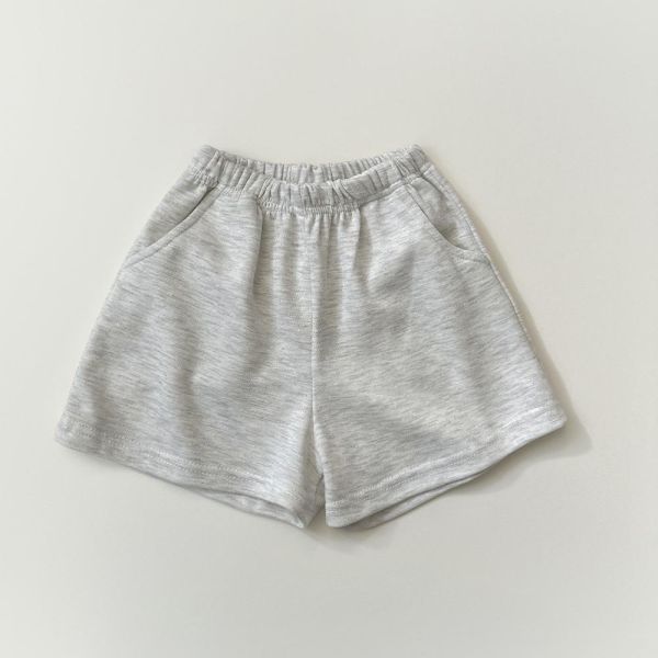 日常輕鬆素色運動短褲 韓國童裝,男童夏裝,中性童裝,童裝推薦,2026夏季童裝,男童穿搭,韓系童裝,中性穿搭,韓國代購