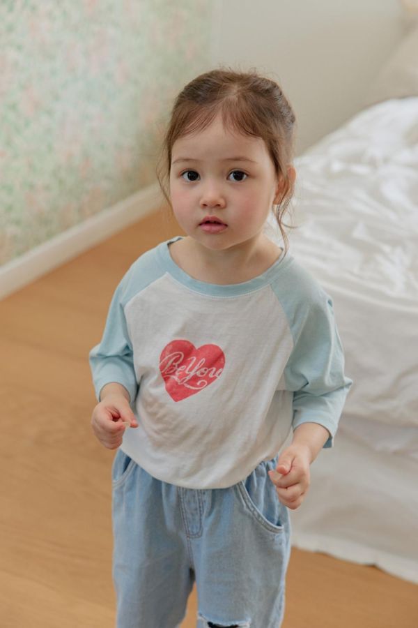 愛心雙色插肩七分袖上衣 韓國童裝,男童夏裝,中性童裝,童裝推薦,2026夏季童裝,男童穿搭,韓系童裝,中性穿搭,韓國代購