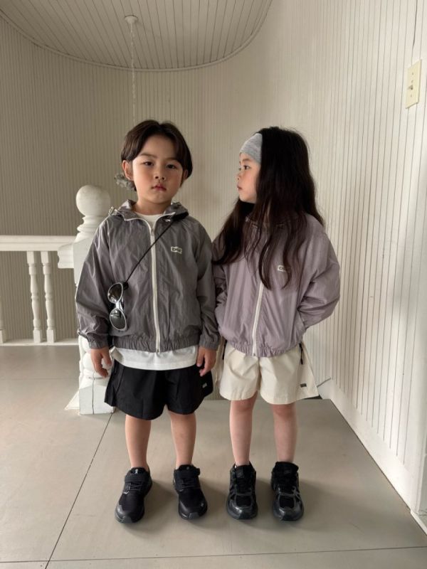輕便OUR抽繩連帽運動外套 韓國童裝,質感童裝,童裝推薦,韓系風格,男女童裝,韓風穿搭,韓國代購,韓國空運,親子穿搭