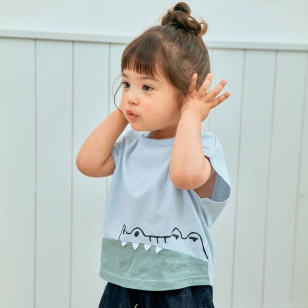 浮在水面的鱷魚短袖上衣 韓國童裝,男童夏裝,中性童裝,童裝推薦,2026夏季童裝,男童穿搭,韓系童裝,中性穿搭,韓國代購