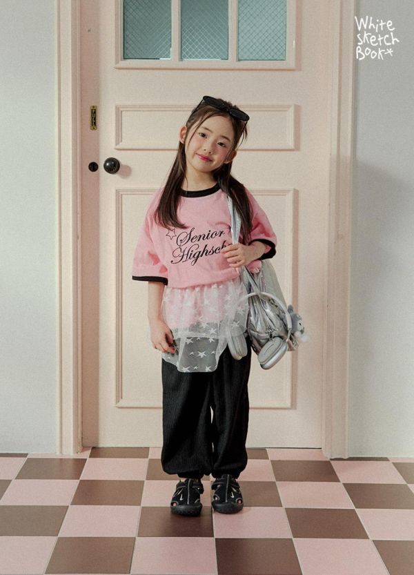 撞色滾邊藝術字母短袖上衣 韓國童裝,男童夏裝,中性童裝,童裝推薦,2026夏季童裝,男童穿搭,韓系童裝,中性穿搭,韓國代購