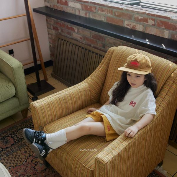 美式字母短袖上衣 韓國童裝,男童夏裝,中性童裝,童裝推薦,2026夏季童裝,男童穿搭,韓系童裝,中性穿搭,韓國代購