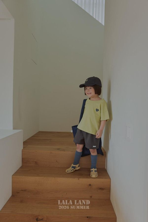 基礎素色運動短褲 韓國童裝,男童夏裝,中性童裝,童裝推薦,2026夏季童裝,男童穿搭,韓系童裝,中性穿搭,韓國代購