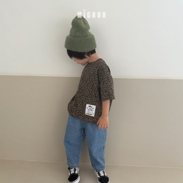 低調豹紋短袖上衣 韓國童裝,男童秋裝,中性童裝,韓系童裝推薦,2025秋季童裝,韓國男童新款,中性風男童穿搭,秋季男童服飾推薦,小男友穿搭