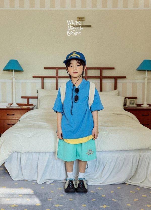 刷刷亮色字母休閒短褲 韓國童裝,男童夏裝,中性童裝,童裝推薦,2026夏季童裝,男童穿搭,韓系童裝,中性穿搭,韓國代購