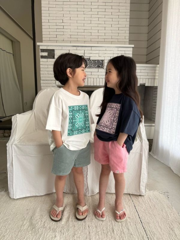 復古花磚圖騰短袖上衣 韓國童裝,質感童裝,童裝推薦,韓系風格,男女童裝,韓風穿搭,韓國代購,韓國空運,親子穿搭