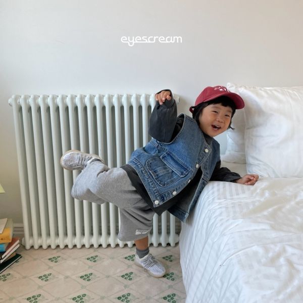 復古精緻排釦牛仔背心 韓國童裝,男童秋裝,中性童裝,韓系童裝推薦,2025秋季童裝,韓國男童新款,中性風男童穿搭,秋季男童服飾推薦,小男友穿搭